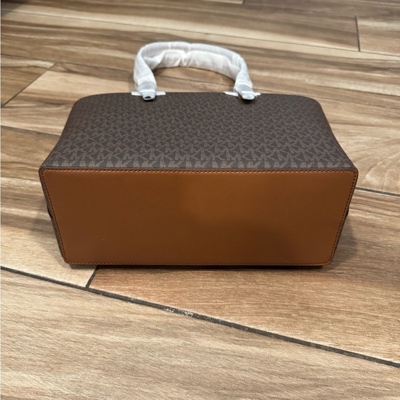 Michael Kors Jet Set Travel MD Double Zip Pocket Sig Brown - Picture 5 of 10